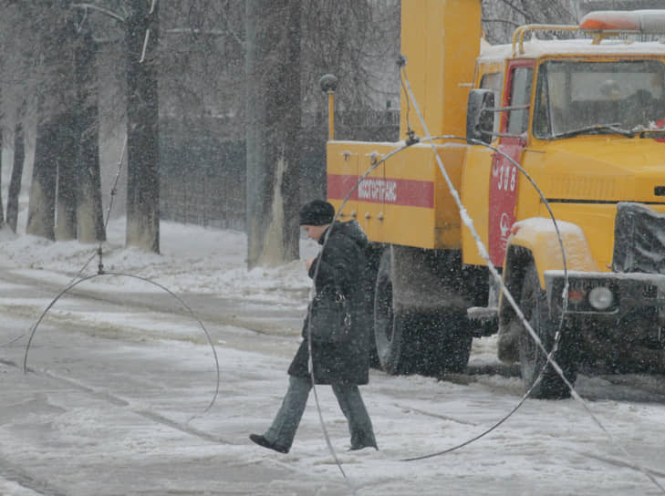 В 26 муниципальных районах и городских округах Москвы прошли аварийные отключения электроэнергии. Без света остались более 100 тыс. человек. По данным департамента топливно-энергетического хозяйства столицы, власти Москвы направили 60 млн руб. на ликвидацию последствий стихийного бедствия На фото: обрыв проводов на трамвайных путях из-за ледяного дождя в Москве