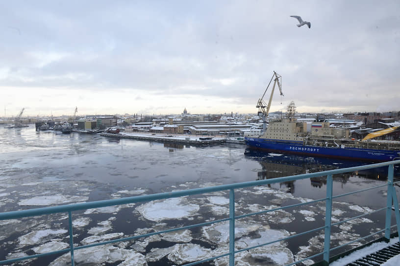 Вид на строящийся ледокол «Виктор Черномырдин» у причальной стенки завода «Адмиралтейские верфи» 