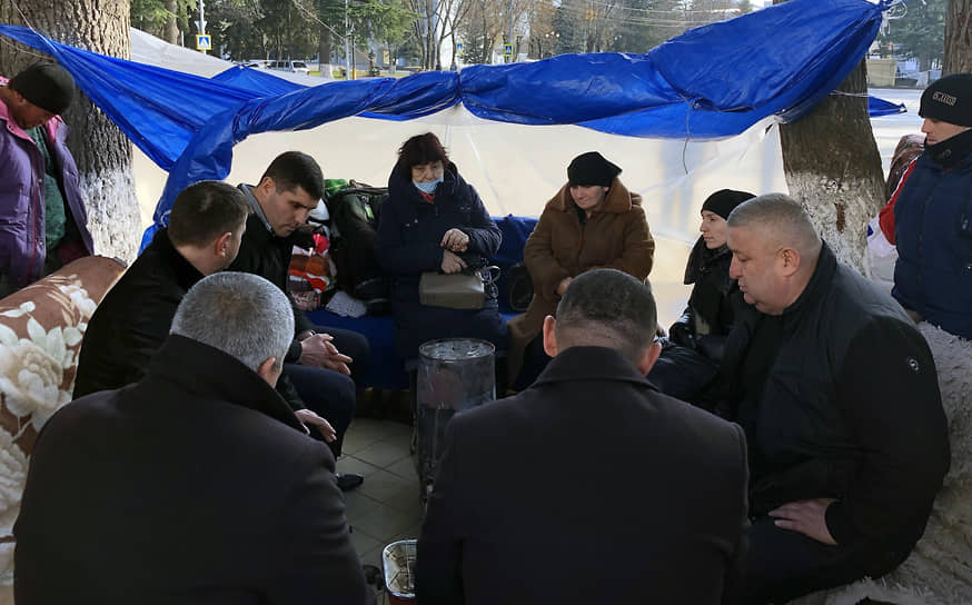 Депутаты Парламента Республики Южная Осетия (РЮО) от партии «Единая Осетия» во время встречи с участниками акции протеста против пыток в МВД 
