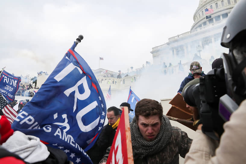 Разгон митинга сторонников Дональда Трампа у здания Капитолия