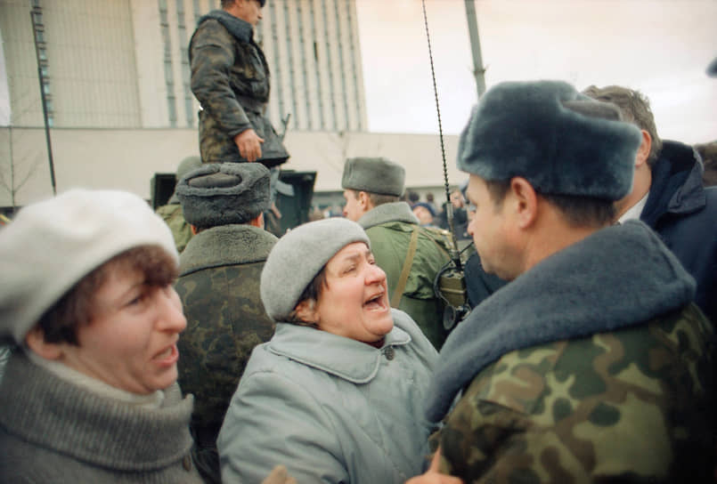 11 января советские военные начали занимать правительственные здания в Литве. Среди прочей «партийной собственности» под их контролем оказались Дом печати в Вильнюсе, ретрансляционный телевизионный узел в Неменчине и другие объекты в литовской столице, Алитусе и Шяуляе. В тот же день ЦК Литовской компартии сформировал Комитет национального спасения, взявший ответственность за урегулирование кризиса. Сторонники независимости Литвы призвали население выйти на улицы