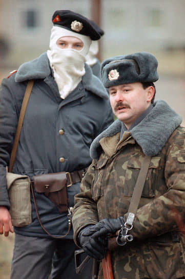 К вечеру 12 января тысячи сторонников независимости собрались телебашни Вильнюса и у здания парламента. Туда же двинулась бронетехника и военнослужащие 7-й гвардейской воздушно-десантной дивизии при поддержке группы «Альфа» На фото: советские военные в Вильнюсе