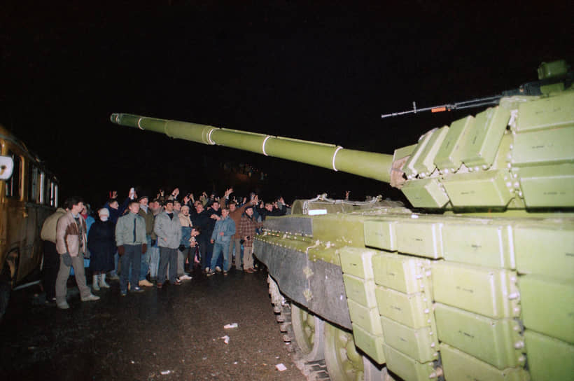 В 2010 году дело было переквалифицировано. Теперь оставшихся фигурантов обвиняли в военных преступлениях и преступлениях против человечества. В отношении подобных деяний не применяется срок давности. В том же году было введено уголовное наказание за «отрицание советской оккупации» в 1940-1990 годах и «отрицание советской агрессии» в январе 1991 года. Санкции предполагали крупный штраф или лишение свободы на срок до двух лет