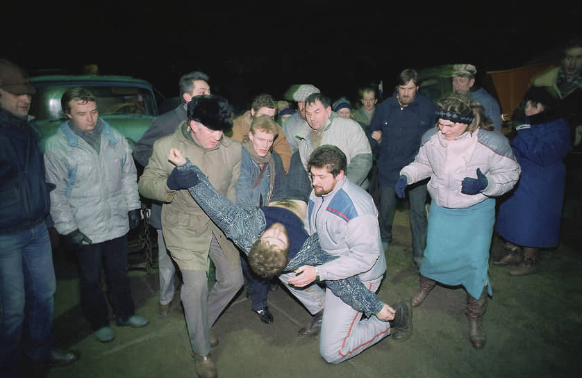 В 2011 году лидер Социалистического народного фронта Альгирдас Палецкис публично заявил, что сомневается в официальной версии январских событий, и 13 января 1991 года у телебашни «свои стреляли в своих». Через год он стал первым осужденным за «отрицание советской агрессии». Штраф составил €3 тыс. После этого Палецкис был обвинен в шпионаже в пользу России и заключен под стражу На фото: пострадавший у телебашни в Вильнюсе во время январских событий