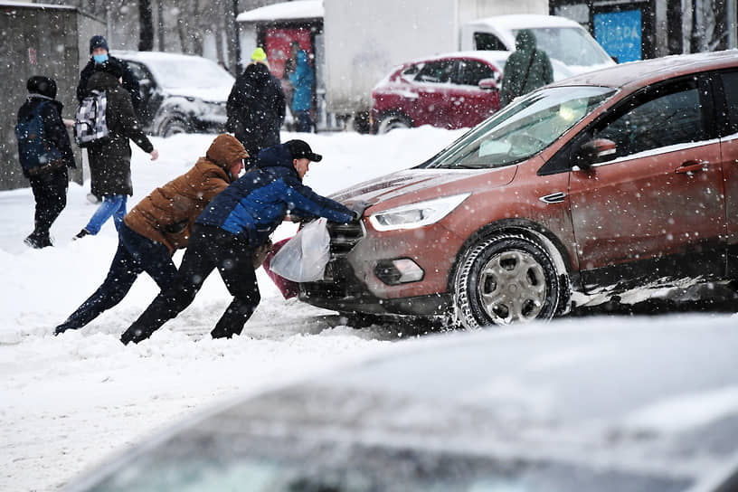 По сообщению мэрии Москвы, для уборки снега в городе задействовано около 10 тыс. единиц техники 