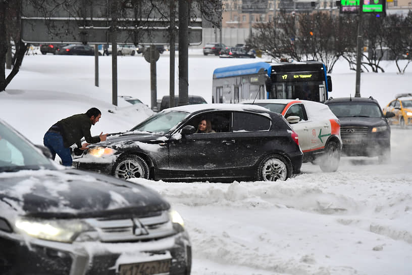 Движение в городе осложнили застрявшие автомобили и многочисленные ДТП 