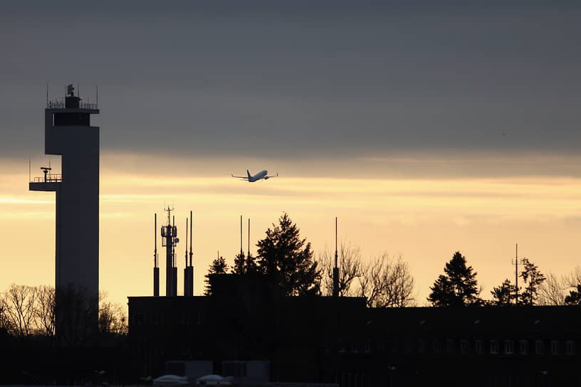 Согласно данным сервиса Flightradar, рейс, на котором господин Навальный возвращается в Москву, стал самым отслеживаемым в мире на данный момент. За маршрутом самолета наблюдали более 1,6 тыс. человек