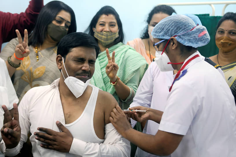 Медицинский работник прививается от коронавируса вакциной Covishield 