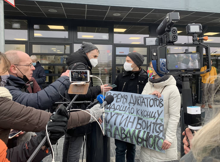 Пообщаться с самим Алексеем Навальным журналистам так и не удалось, поэтому они задавали вопросы активистам, пришедшим поддержать политика