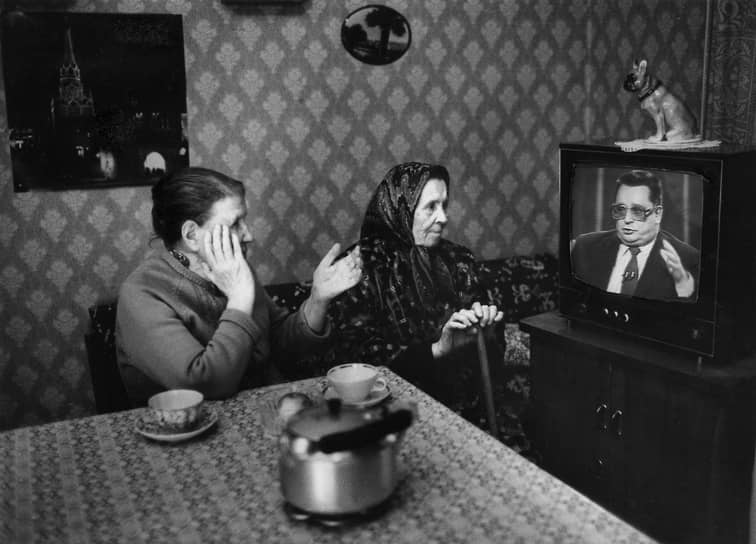 Объявление о реформе прозвучало 22 января в вечерней программе «Время», когда большинство банков было закрыто. С 0 часов 23 января старые купюры прекращали хождение  На фото: бабушки обсуждают выступление премьер-министра Валентина Павлова по телевизору 