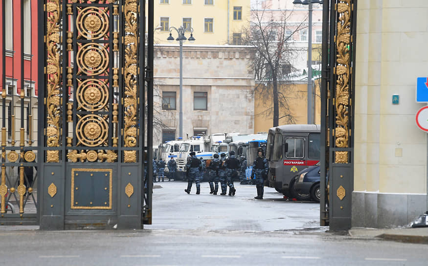 Сотрудники полиции и автозаки во дворе здания мэрии Москвы 
