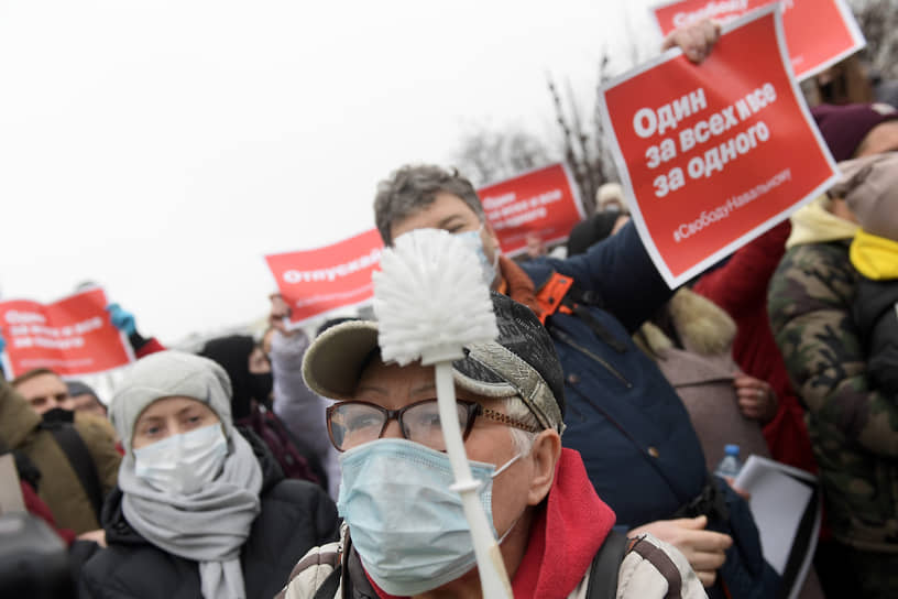 Участники митинга на Пушкинской площади