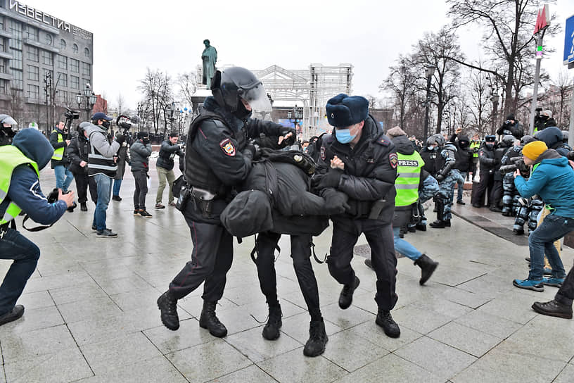 Задержание участника митинга на Пушкинской площади