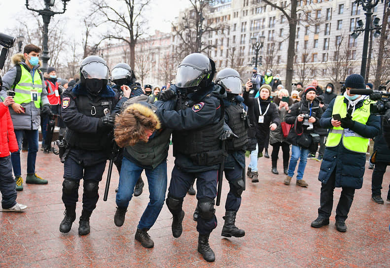 Сотрудники полиции патрулируют Пушкинскую площадь и задерживают граждан, после чего сажают их в автобусы на Тверской улице