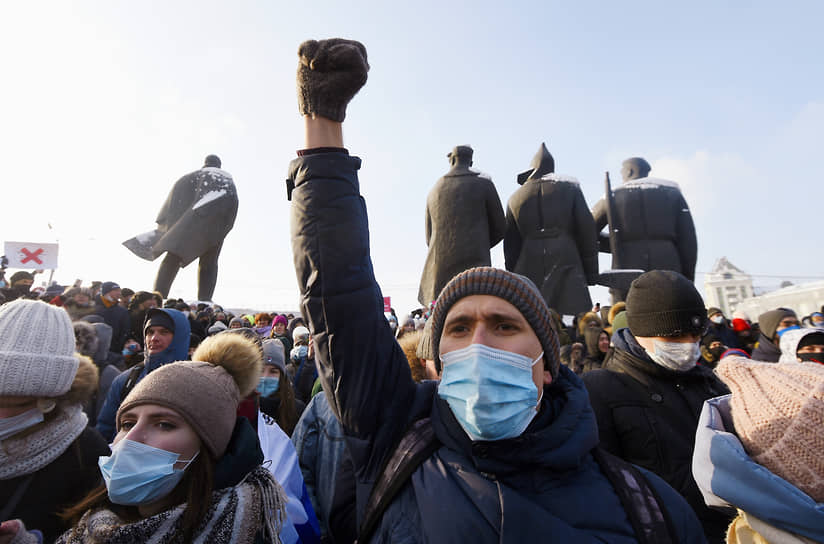 Митинг у памятника Ленину в Новосибирске. Справа от вождя три фигуры – рабочий, солдат и крестьянин, символизирующие движущие силы революции