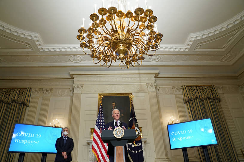 Президент США Джо Байден и его советник по вопросам COVID-19 Джефф Зайенц (слева) 