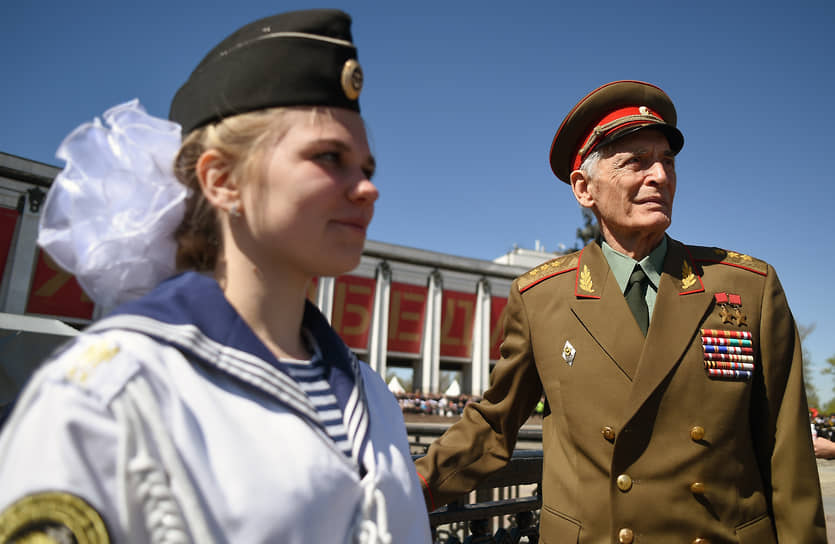 Актер Василий Лановой на III Московском параде кадетов «Не прервется связь поколений», посвященному 72-й годовщине Победы в Великой Отечественной войне и 76-летней годовщине битвы под Москвой