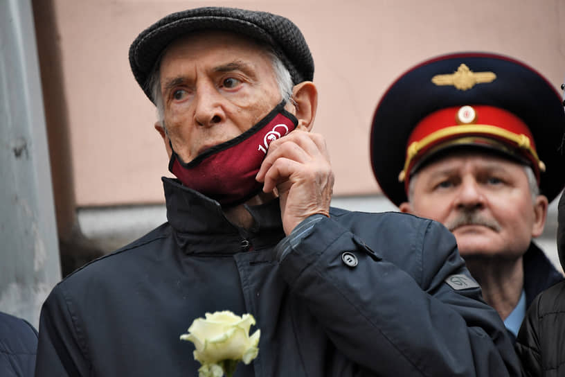 «Актер должен оставаться загадкой для зрителя» 2 января 2021 года стало известно, что актер заболел коронавирусом. Также заболела его жена, Ирина Купченко. В конце января состояние артиста ухудшилось. 28 января Василий Лановой скончался