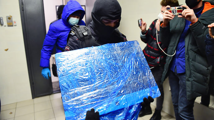 Уголовные дела по итогам протестов, обыски у сторонников Алексея Навального и отмена удаленки в Москве