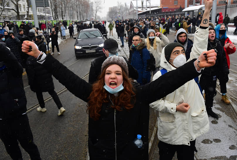 Участники акции протеста в районе СИЗО «Матросская Тишина» в Москве