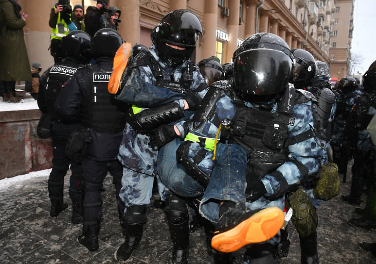 Задержание участника акции протеста в Москве