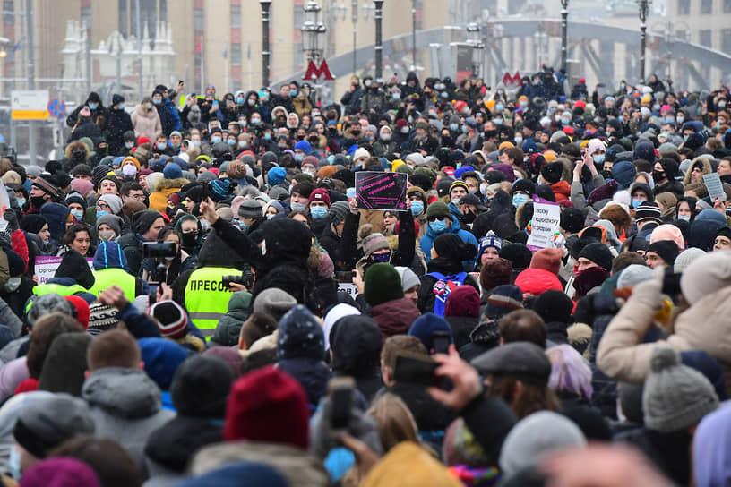 Участники акции протеста на Комсомольской площади в Москве