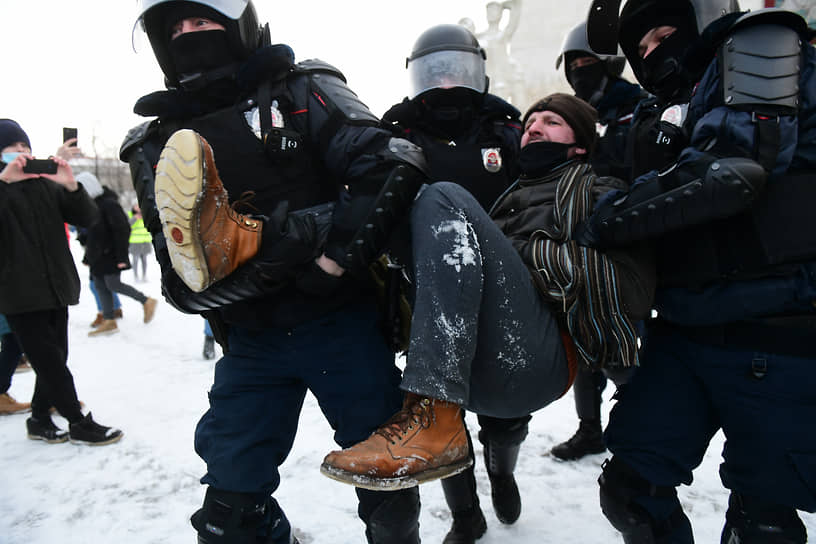 Акция протеста на Пионерской площади в Санкт-Петербурге