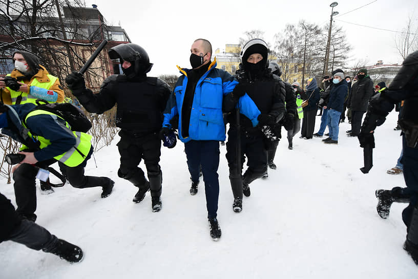Акция протеста на Пионерской площади в Санкт-Петербурге