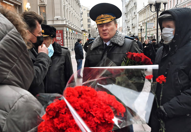 Церемония началась в 10:00. Она проходила в условиях ограничений из-за коронавируса. На входе у людей измеряли температуру и выдавали маски тем, кто пришел без них