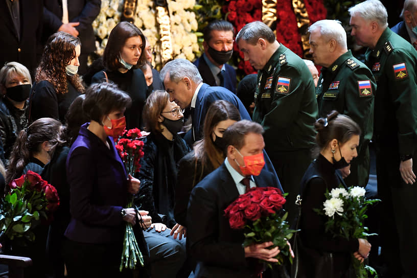 Министр обороны Сергей Шойгу (в центре), начальник Генштаба ВС России — первый замминистра обороны Валерий Герасимов (третий справа) и статс-секретарь - замминистра обороны Николай Панков (второй справа)