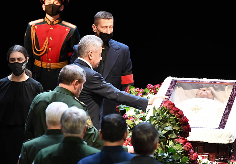 Министр обороны России Сергей Шойгу (в центре)