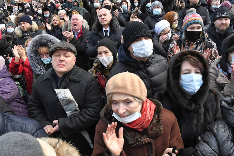 Поклонники таланта актера заняли все свободное пространство театра, а очередь на вход растянулась далеко за пределы огороженной территории