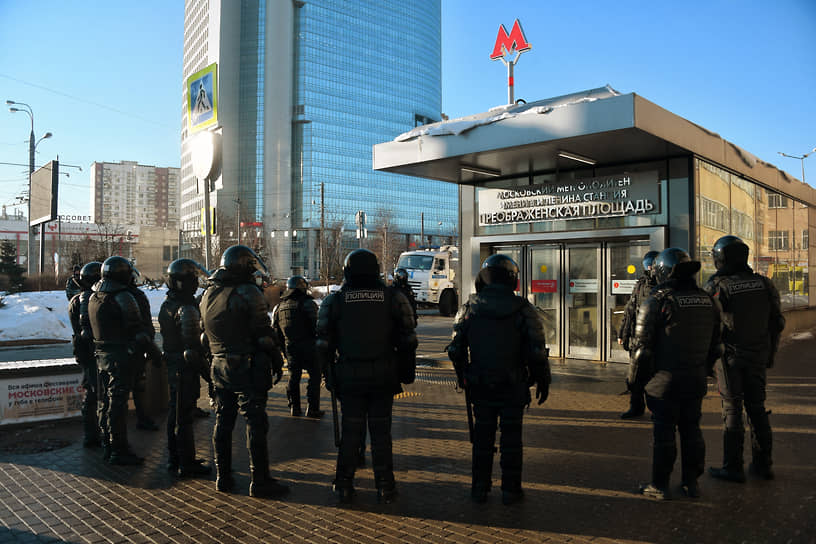 Сотрудники полиции в оцеплении у станции метро «Преображенская площадь» 