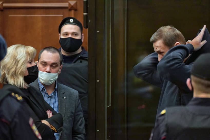 Алексей Навальный (справа) со своими адвокатами Ольгой Михайловой и Вадимом Кобзевым 