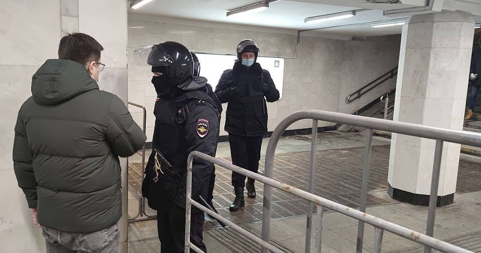 Полиция останавливает людей в метро  
