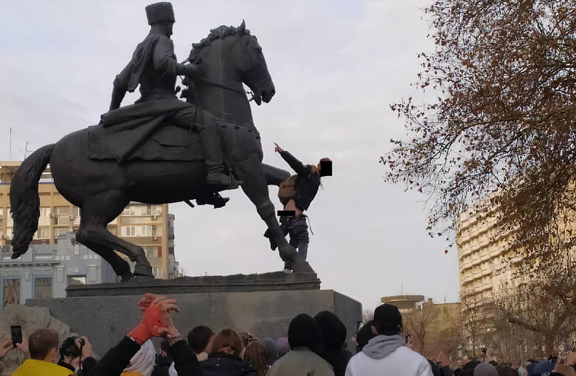 , активист, Краснодар Задержан 24 января по уголовному делу о хулиганстве по мотивам ненависти (п. «б» части 1 статьи 213 УК РФ). Установлено, что во время митинга 23 января Владимир Егоров залез на скульптуру казака на коне, «надел трусы на копыто коня, затем снял с себя штаны, обнажив ягодицы, повернулся сначала в сторону административного здания, хлопнув себя по ним, чем грубо нарушил общественнный порядок». Находится под арестом