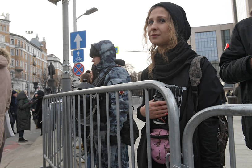 , 32 года, основательница «Медиазоны», экс-участница группы Pussy Riot, Москва Задержана на акции протеста 23 января. Проходит подозреваемой по «санитарному делу» о нарушении санитарно-эпидемиологических правил, повлекших по неосторожности массовое заболевание (ч. 1 ст. 236 УК РФ). Тверской суд Москвы 29 января отправил ее под домашний арест до 23 марта