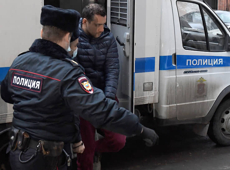 , безработный, Москва Задержан во время акции 23 января за применение насилия к представителю власти (ч. 1 ст. 318 УК РФ). Признал вину, объяснил, что поддался влиянию толпы. Пресненский суд 26 января арестовал Тимура Салихова до 24 марта