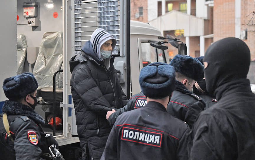 , 20 лет, уроженец Чечни На акции 23 января стал участником драки с московским ОМОНом. Задержан в лесу в Псковской области 27 января. На следующий день ему было предъявлено обвинение по ст. 318 УК РФ (применение насилия в отношении представителя власти). Взят под стражу до 23 марта