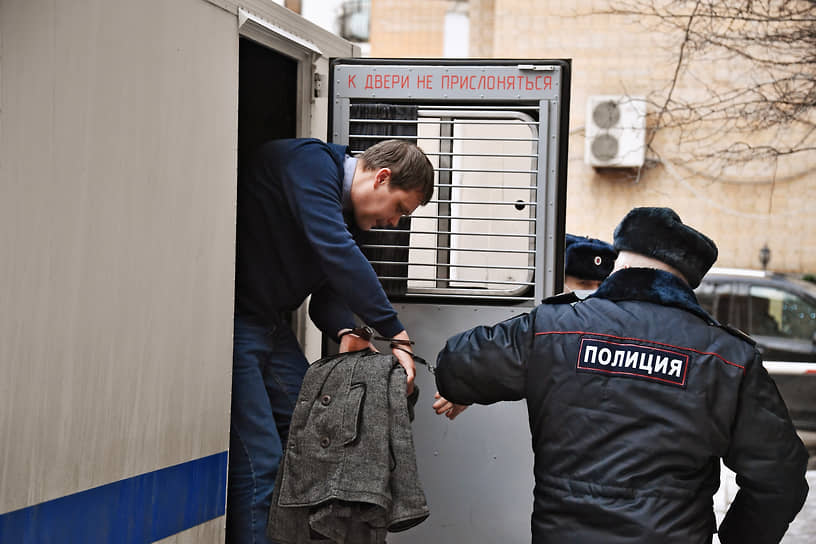 , таксист, Москва Был задержан 26 января по подозрению в применении насилия к сотрудникам полиции на акции протеста 23 января. По версии следствия, таксист бросил в полицейского металлическое ограждение. На допросе он признал, что «поддался неконтролируемым эмоциям». 29 января Пресненский суд Москвы арестовал Валерия Евсина до 28 марта