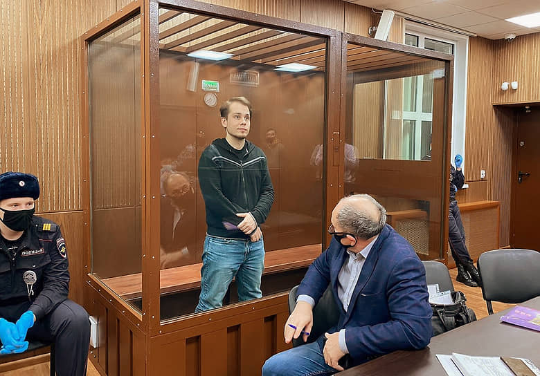 (в центре), координатор московского штаба Алексея Навального, Москва Был задержан на выходе из квартиры 23 января. Проходит подозреваемым по «санитарному делу» (ч. 1 ст. 236 УК РФ). Отправлен под домашний арест до 23 марта
