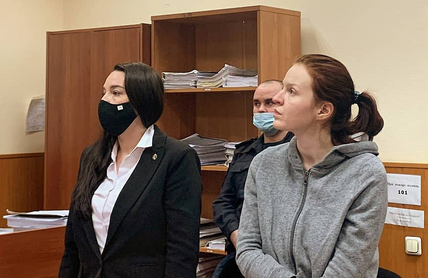 (справа), 31 год, пресс-секретарь Алексея Навального, Москва Проходит подозреваемой по «санитарному делу» о нарушении санитарно-эпидемиологических правил на митинге 23 января, повлекших по неосторожности массовое заболевание (ч. 1 ст. 236 УК РФ). Отправлена под домашний арест до 23 марта