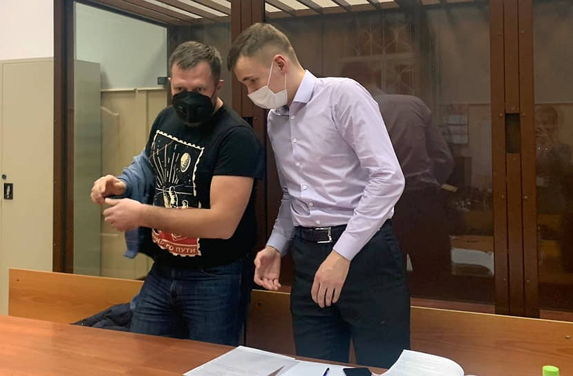 (слева), сотрудник ФБК, Москва Задержан 30 января в своей квартире через несколько часов после выхода из сецприемника, где отбывал административный арест. Проходит подозреваемым по «санитарному делу» (ч. 1 ст. 236 УК РФ). Суд избрал ему меру пресечения в виде запрета определенных действий. Господин Ляскин должен постоянно находиться у себя дома, но с 16:00 до 18:00 ежедневно может выйти на прогулку