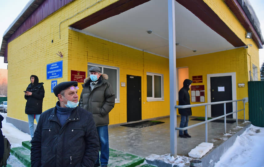 Родственники задержанных у здания спецприемника