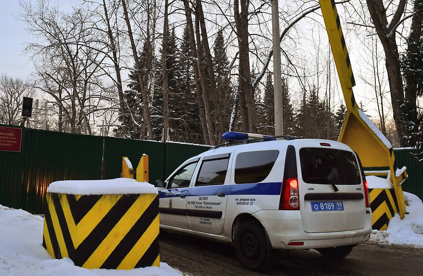 Автомобиль полиции у ворот спецприемника