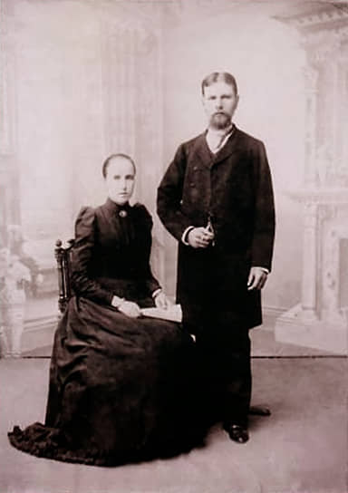 В 1883 году семейное дело продолжил Григорий Григорьевич Елисеев. В 1886 году он преобразовал семейную фирму в торговое товарищество «Братья Елисеевы». А в 1898 году Григорий Григорьевич задумал открыть новый большой магазин в Москве. Для этого он купил дом №14 на Тверской улице На фото: Григорий Елисеев с первой женой