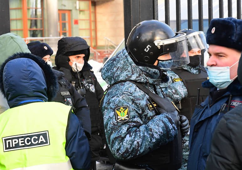 Журналисты и сотрудники правоохранительных органов у здания суда 