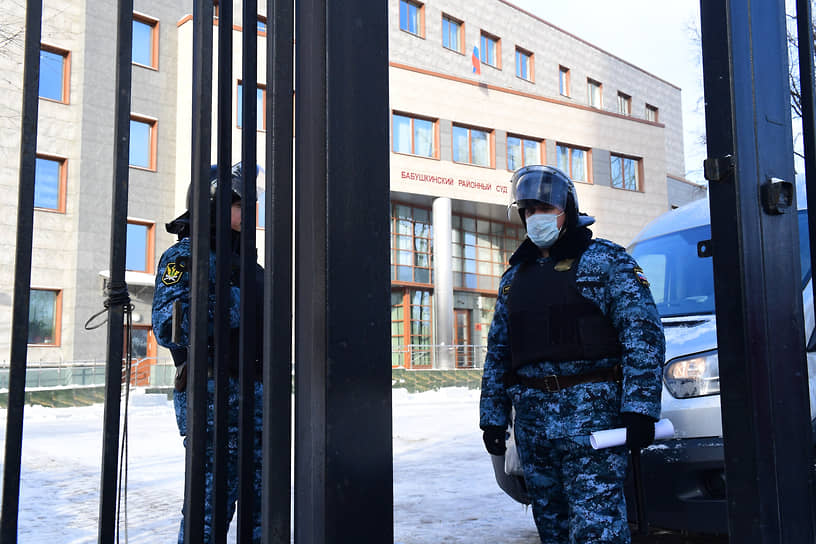 Сотрудники правоохранительных органов у здания суда 