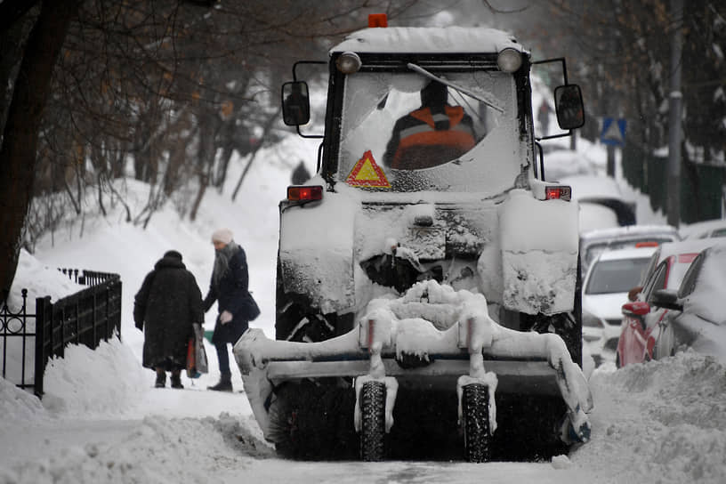 Уборка снега на улице