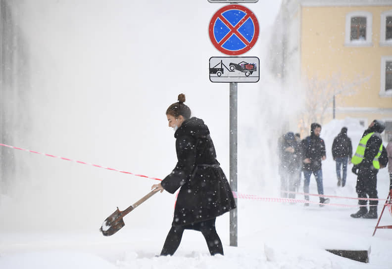 Уборка снега на улице